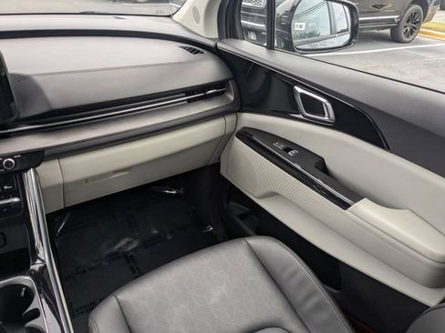Used 2022 Kia Carnival EX image 18