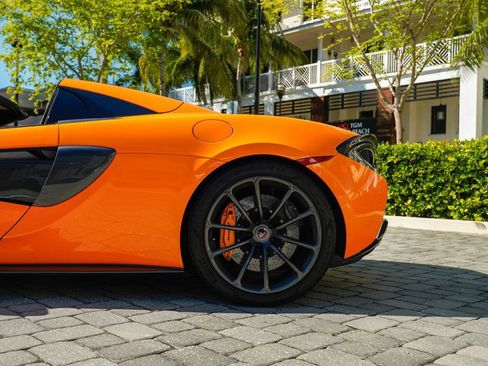 Used 2018 McLaren 570S Spider image 15