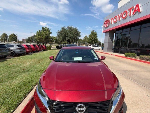 Used 2023 Nissan Altima 2.5 SL FWD image 2