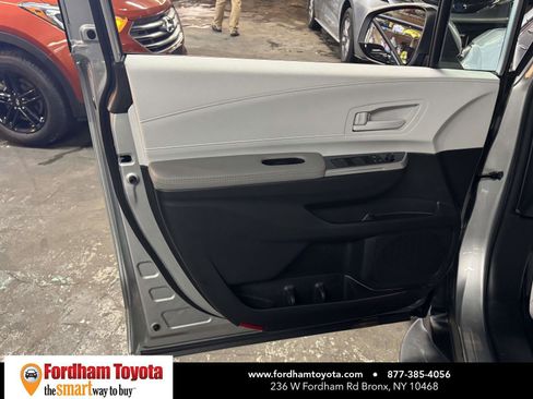 Used 2025 Toyota Sienna LE image 14