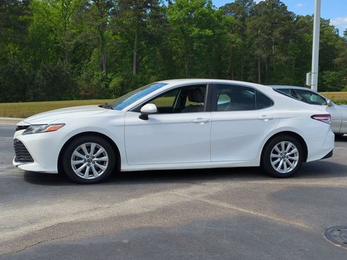 Used 2018 Toyota Camry LE image 5