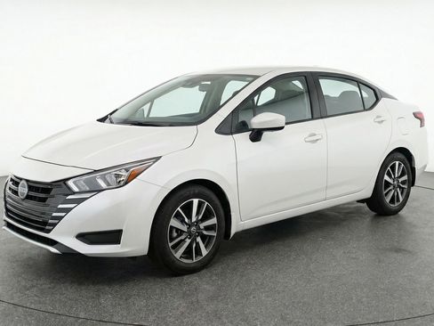 Used 2025 Nissan Versa SV image 3