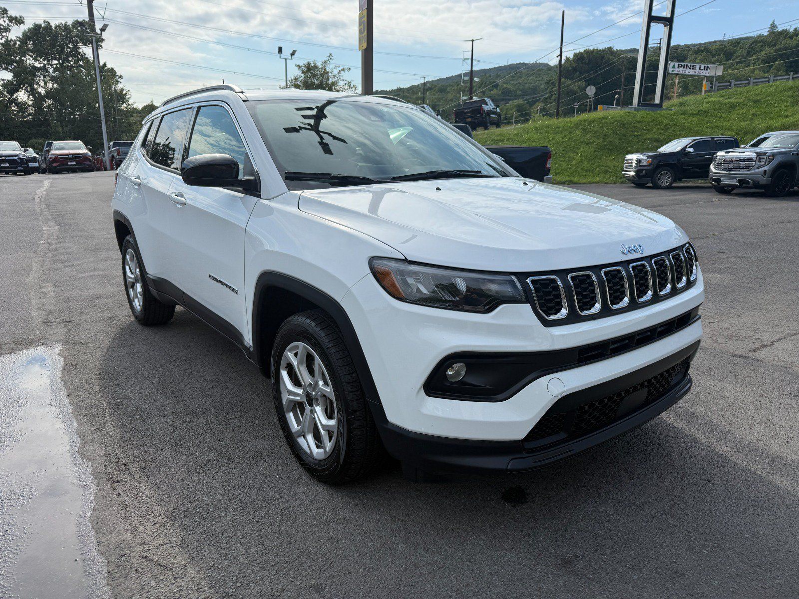 Used 2025 Jeep Compass Latitude AWD/4WD image 7