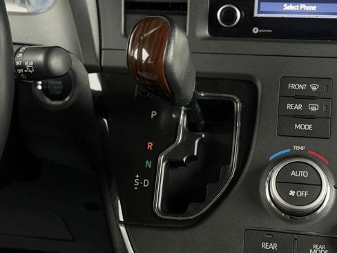 Used 2020 Toyota Sienna Limited image 35