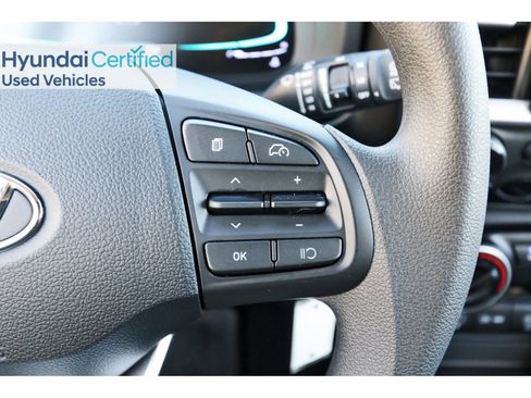 Certified 2025 Hyundai Venue SE image 19