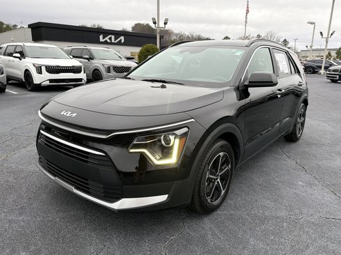 Used 2023 Kia Niro LX image 3
