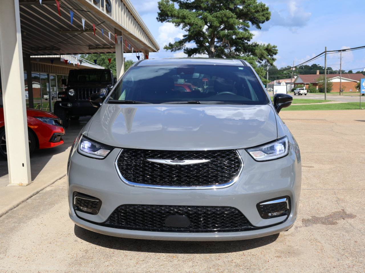 Used 2023 Chrysler Pacifica Touring-L FWD image 2