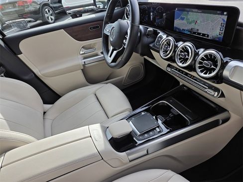 Certified 2022 Mercedes-Benz GLB 250 4MATIC image 32