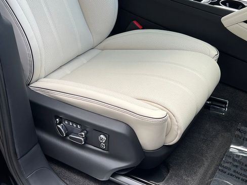 Used 2025 Bentley Bentayga image 49