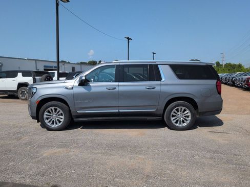 Used 2022 GMC Yukon XL SLT w/ SLT Premium Package AWD/4WD image 2