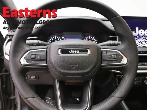 Used 2023 Jeep Compass Latitude w/ Sun and Sound Group AWD/4WD image 10