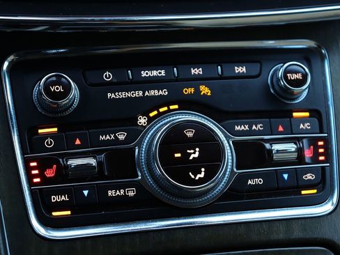 Used 2020 Lincoln Continental w/ Premium Package image 29