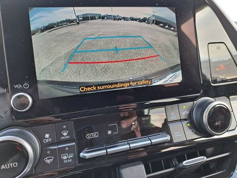 Used 2023 Toyota Highlander L image 11