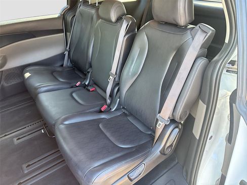 Used 2025 Kia Carnival image 25