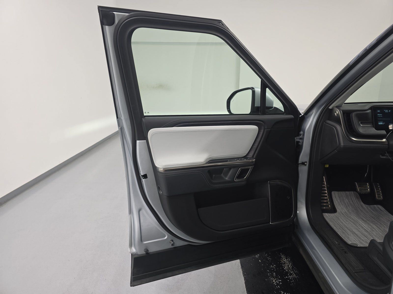Used 2023 Rivian R1S Launch Edition Quad AWD/4WD image 16