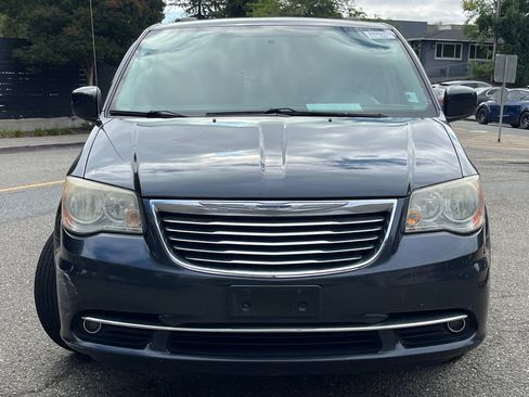 Used 2013 Chrysler Town & Country Touring FWD image 4