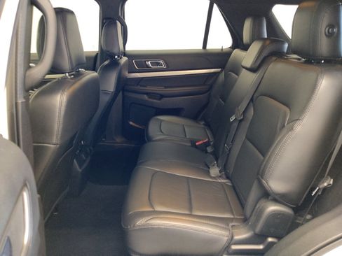 Used 2018 Ford Explorer XLT w/ Equipment Group 202A AWD/4WD image 18