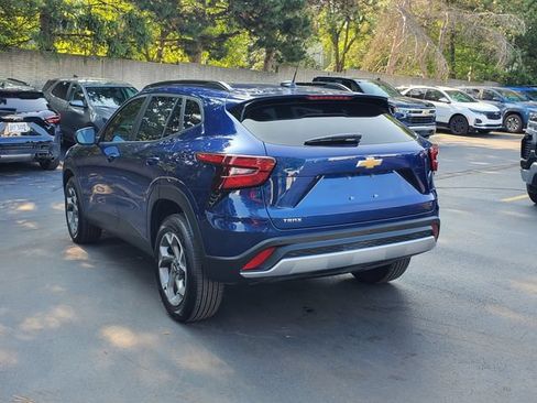 Used 2024 Chevrolet Trax LT w/ Driver Confidence Package FWD image 3