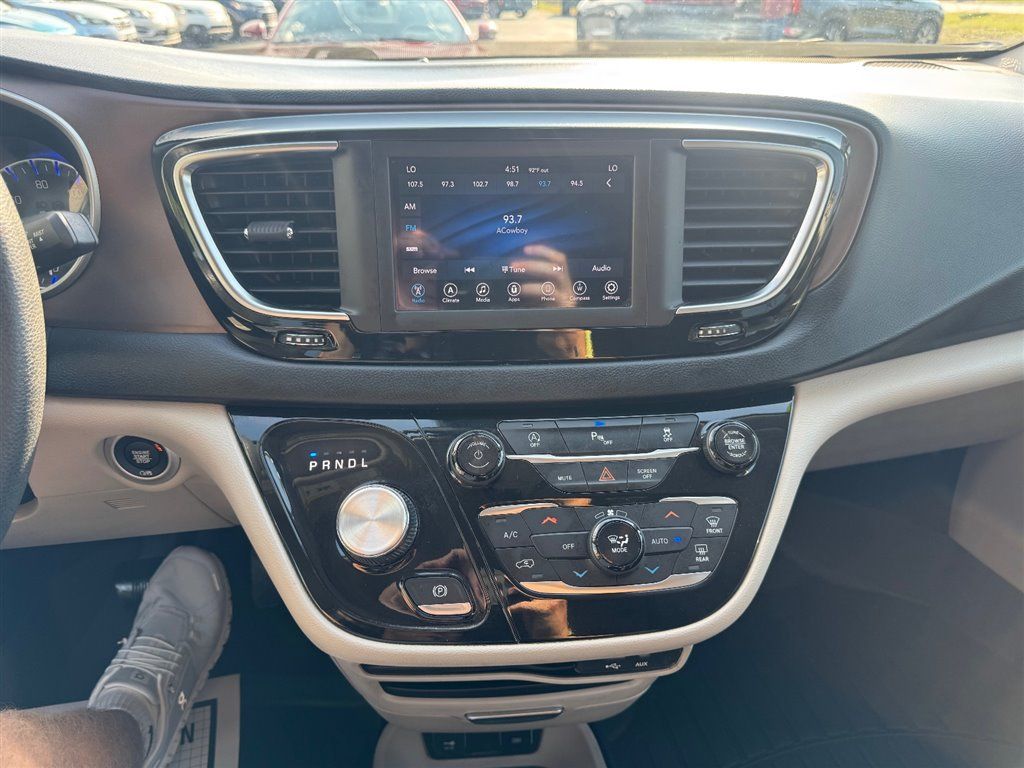 Used 2018 Chrysler Pacifica Touring Plus w/ Tire & Wheel Group FWD image 15