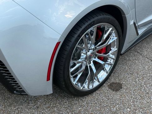 Used 2015 Chevrolet Corvette Z06 w/ 3LZ Preferred Equipment Group RWD image 8