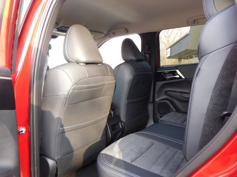 New 2025 Mitsubishi Outlander SE image 37