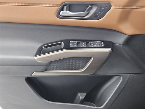 Used 2025 Nissan Pathfinder Platinum image 23