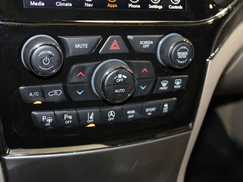Used 2021 Jeep Grand Cherokee Overland AWD/4WD image 26