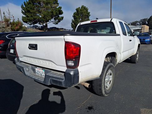 Used 2018 Toyota Tacoma SR RWD image 8