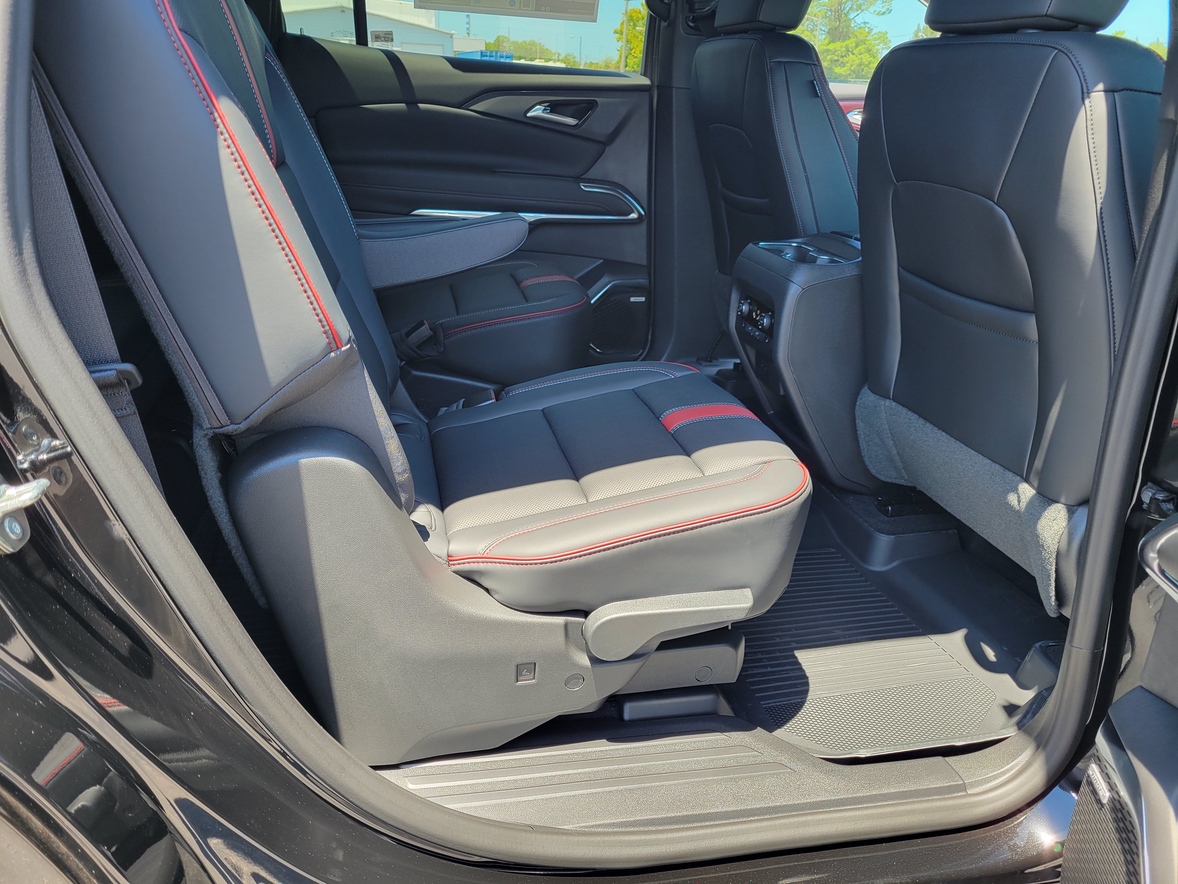 New 2027 Chevrolet Traverse RS w/ LPO, Floor Liner Package FWD image 37