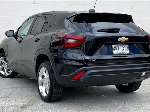 Used 2024 Chevrolet Trax LS w/ LS Convenience Package FWD image 4