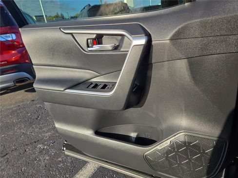 Used 2022 Toyota RAV4 SE image 15