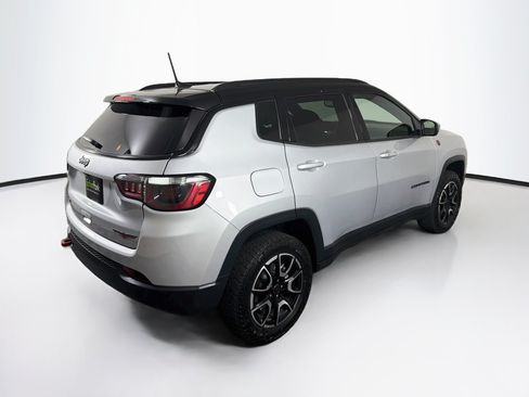 Used 2025 Jeep Compass Trailhawk AWD/4WD image 9