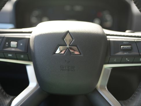 Used 2024 Mitsubishi Outlander AWD image 20