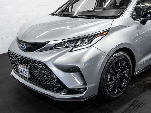 Used 2021 Toyota Sienna XSE image 11