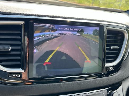 Used 2025 Chrysler Pacifica Select FWD image 21
