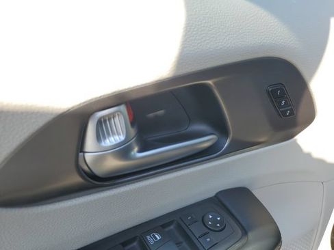Used 2024 Chrysler Pacifica Touring-L FWD image 22