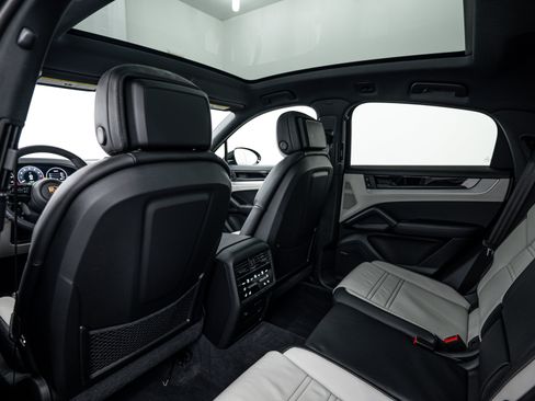 Certified 2025 Porsche Cayenne S image 24