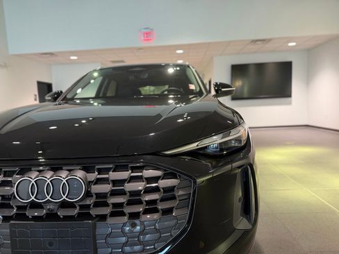 Used 2025 Audi Q5 Premium w/ Convenience Package image 32