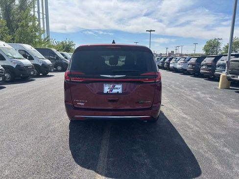 Used 2023 Chrysler Pacifica Touring-L FWD image 9