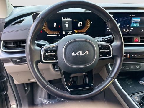 Used 2025 Kia Carnival FWD image 11