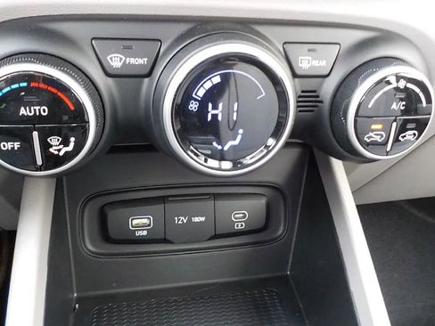 Used 2025 Hyundai Venue SEL image 17