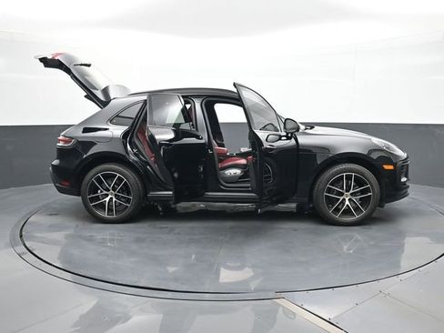 Certified 2025 Porsche Macan AWD/4WD image 34