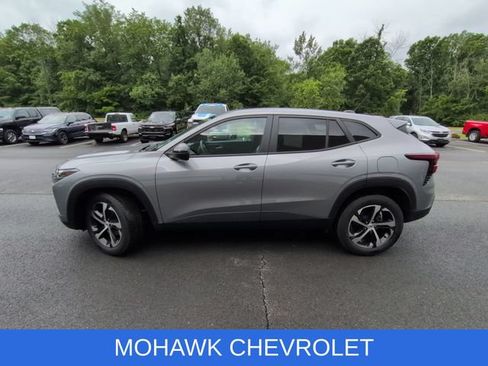 Used 2024 Chevrolet Trax RS w/ Sunroof Package FWD image 2