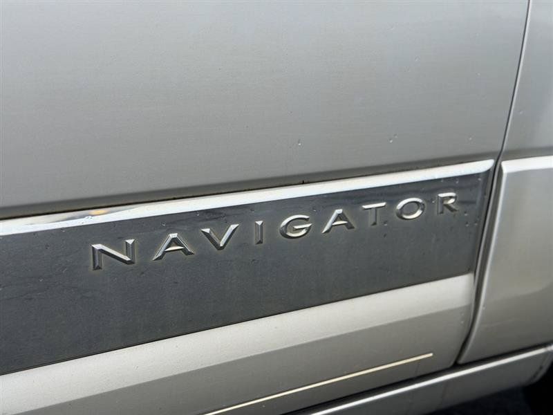 Used 2010 Lincoln Navigator 4WD image 5