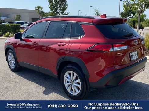 Used 2024 Toyota Corolla Cross LE w/ Moonroof Package FWD image 9