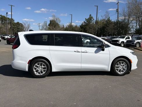 New 2026 Chrysler Pacifica Select FWD image 13