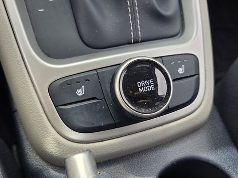 Used 2023 Hyundai Venue Limited FWD image 21