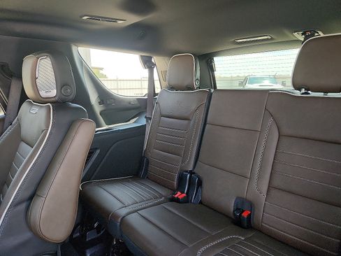 Used 2025 GMC Yukon Denali Ultimate AWD/4WD image 9