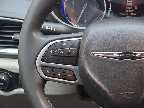 Used 2023 Chrysler Pacifica Touring-L FWD image 17