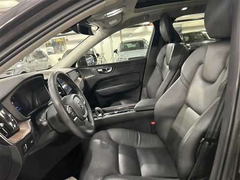 Certified 2022 Volvo XC60 B5 Momentum w/ Climate Package image 10
